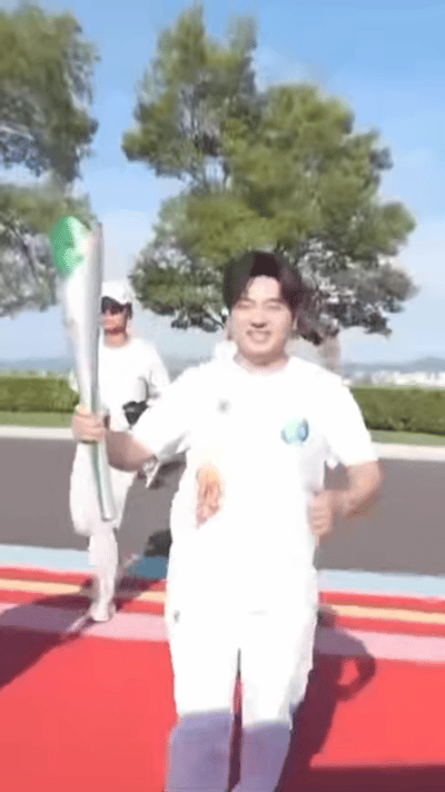 海来阿木当世运会火炬手很自豪海来阿木担任成都世运会火炬手恭喜海来阿木成为成都世运