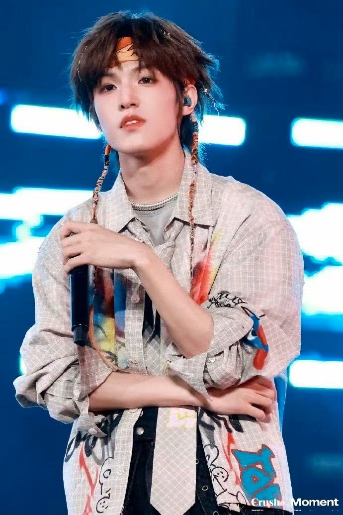 张泽禹居然扎了两个辫子 谁懂这个双辫造型的杀伤力！张泽禹将彩绳编发与涂鸦衬衫完美