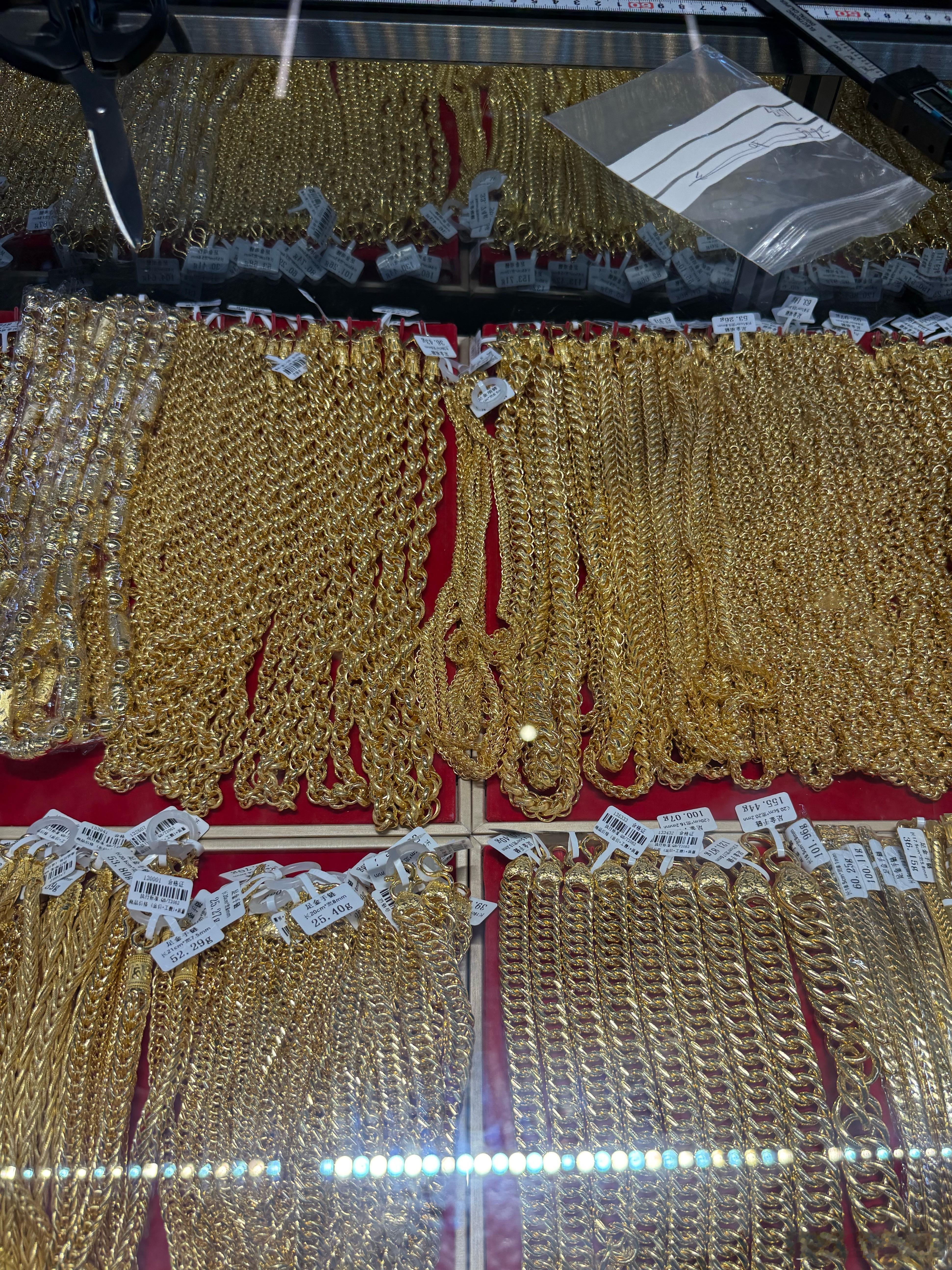 金价大涨有人趁机变现470万元上次去深圳水贝拍的，很多这样的柜台，全是黄金。问了