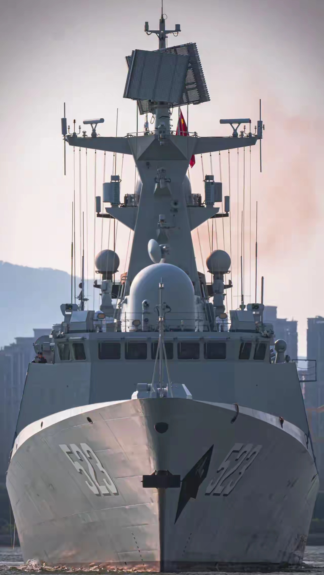 佩里级护卫舰是美国在20世纪70年代开发的导弹护卫舰，共建造了71艘，但054系