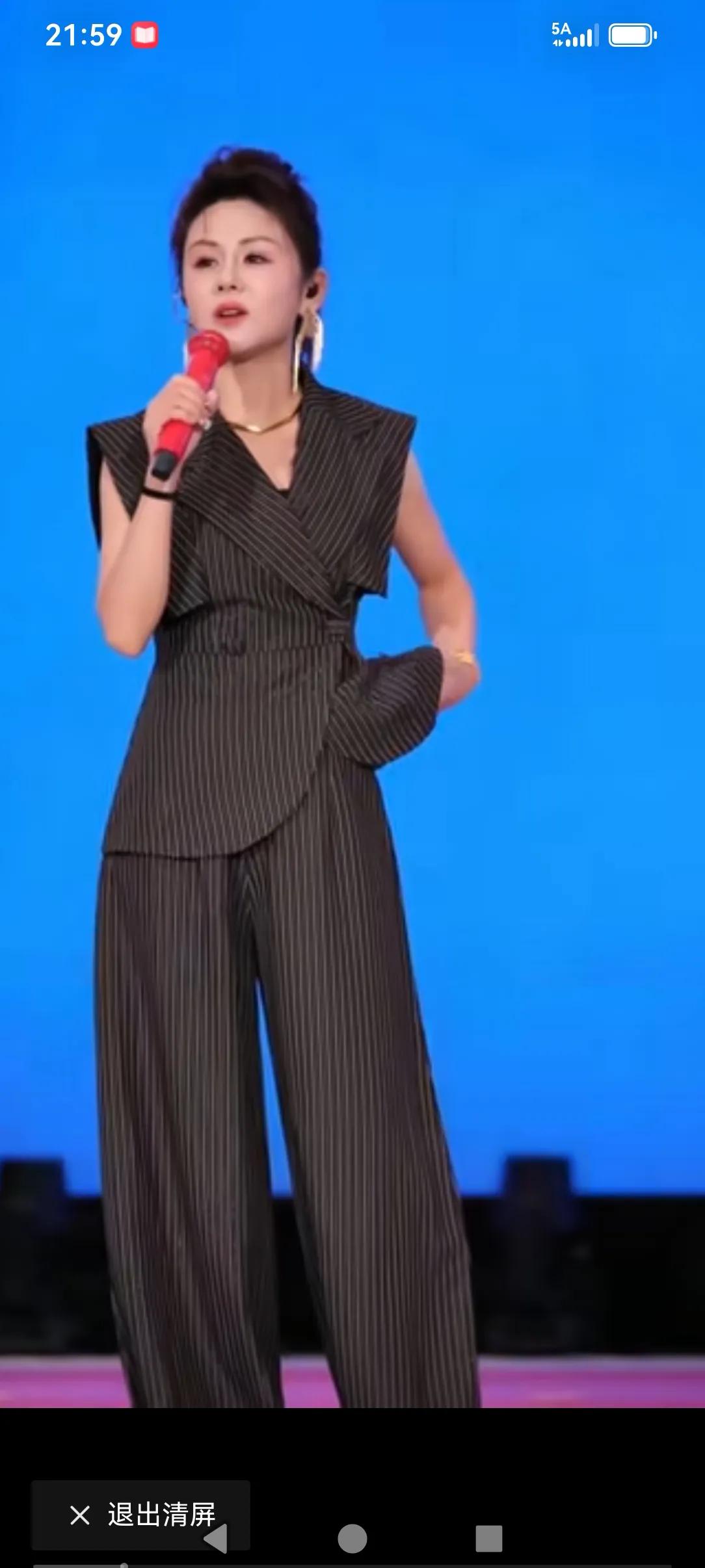 有认识这位93年安徽的美女的吗？
据说全网有一大部分都是因为其歌声下载抖音的！