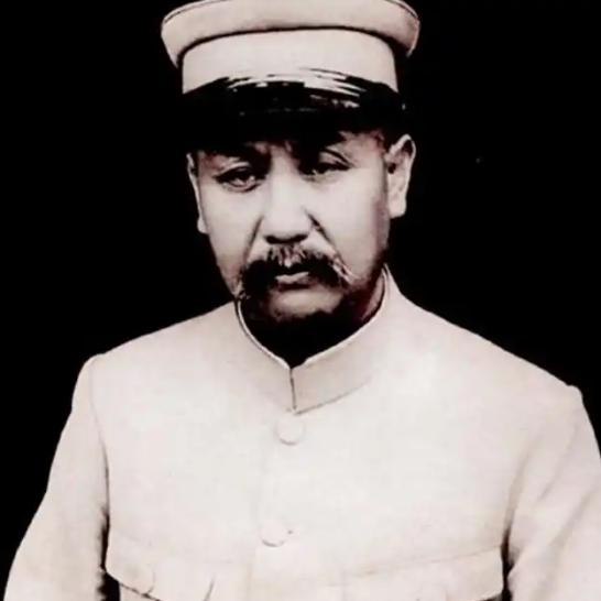 阎锡山有一位堂妹叫阎慧卿，她比阎锡山小27岁。这个女人是阎锡山的生活管家，阎锡山