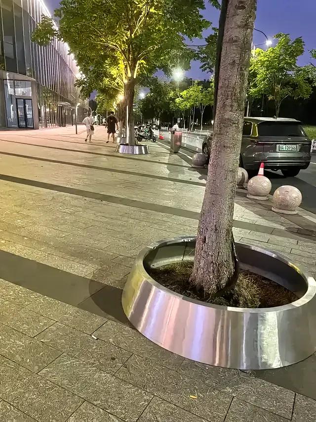 还是不锈钢树盆好看！
