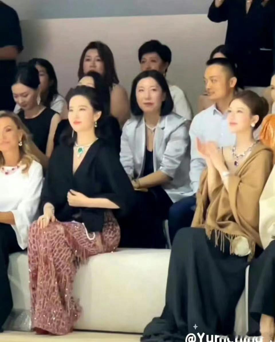 果然瘦了才是硬道理，赵露思的脸直接比刘亦菲的脸小一圈 ​​​