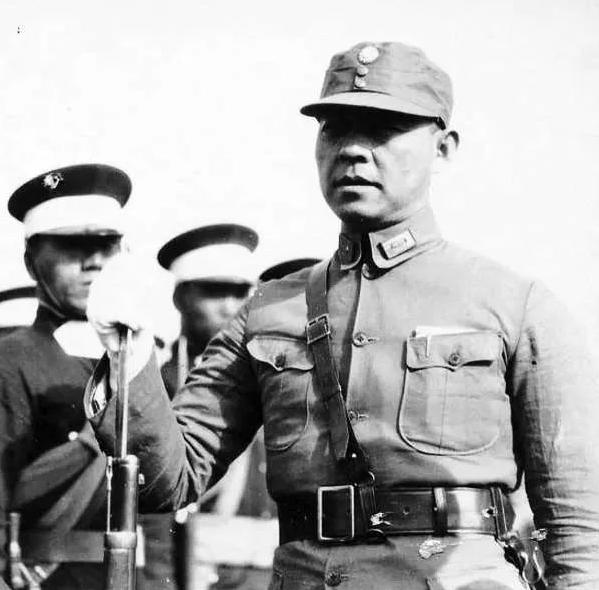 1940年湖北南瓜店，副官马孝堂被日军一刀砍中脖子，滚进旁边的沟里，日军不肯罢休