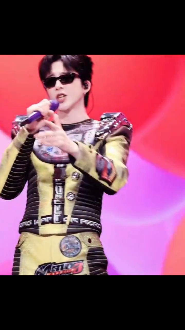 刘宇宁成都演唱会直拍。
今天不会掉裤子的朋友们，亲爱的爱上你，这是表达我万分之一