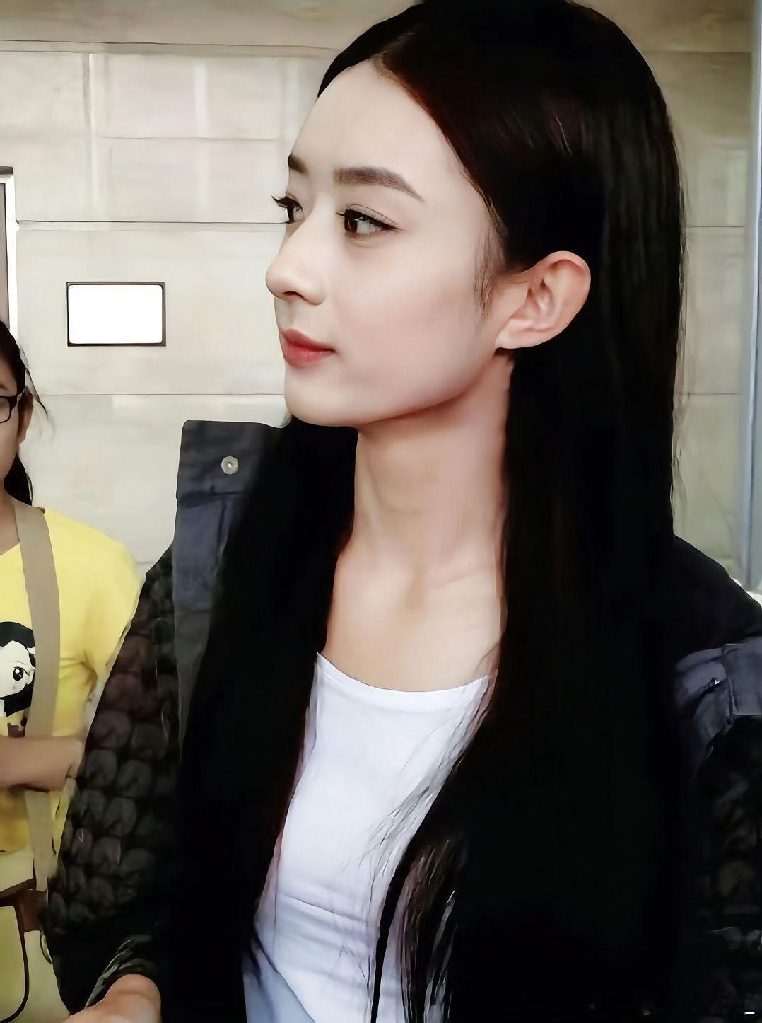 赵丽颖 合照的同学成了大明星她的今天真的是靠自己一点一点拼出来的🥹最喜欢她江百