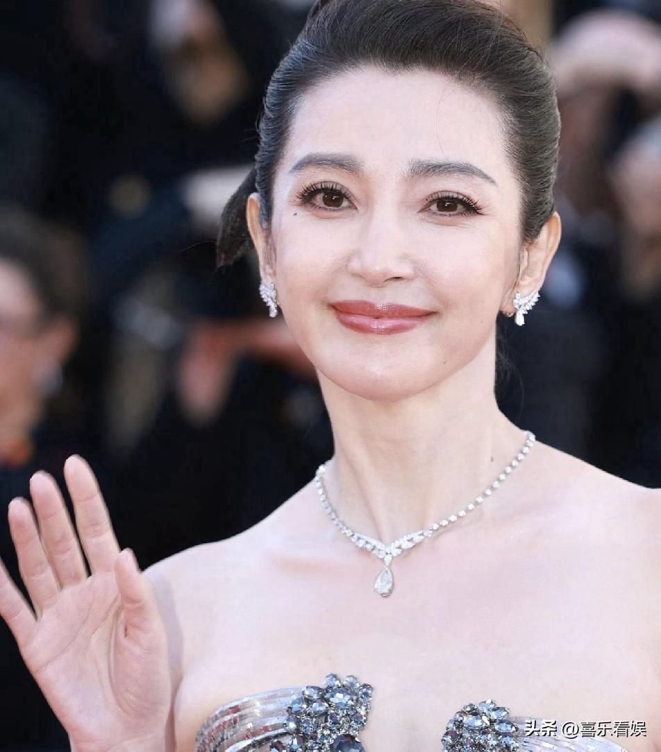 李冰冰，没想到吧？
 
8月7号，53岁的李冰冰冲上热搜，不是因为新电影，也不是
