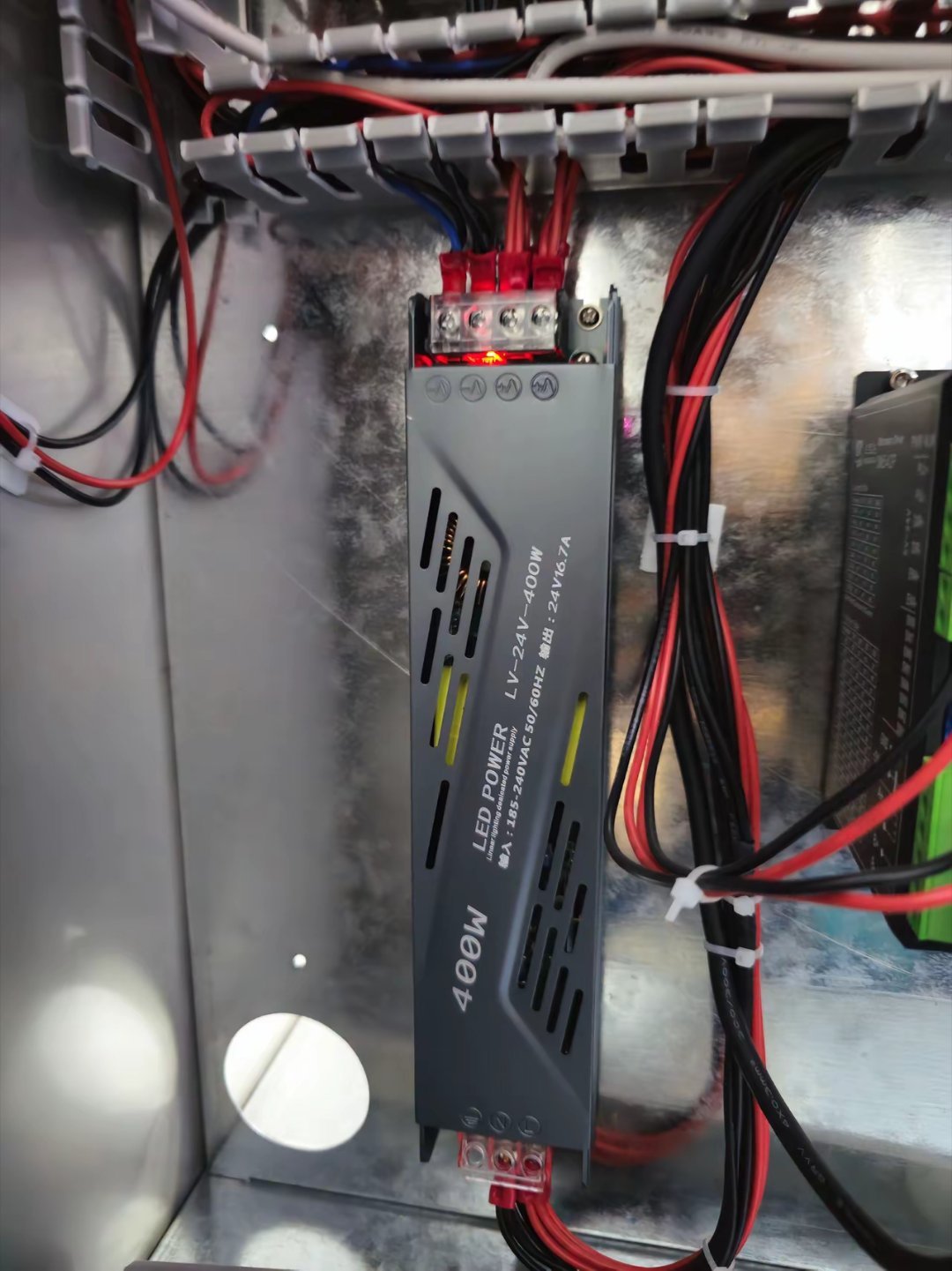 第一次见到小作坊的设计小作坊真的胆大，LED电源当做工业电源，第一次见，艺高人胆
