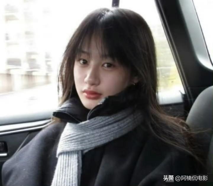 吴启华女儿的近照真的很亮眼，清新耐看，自带舒服的少女感。对比不少拼命营销自家孩子