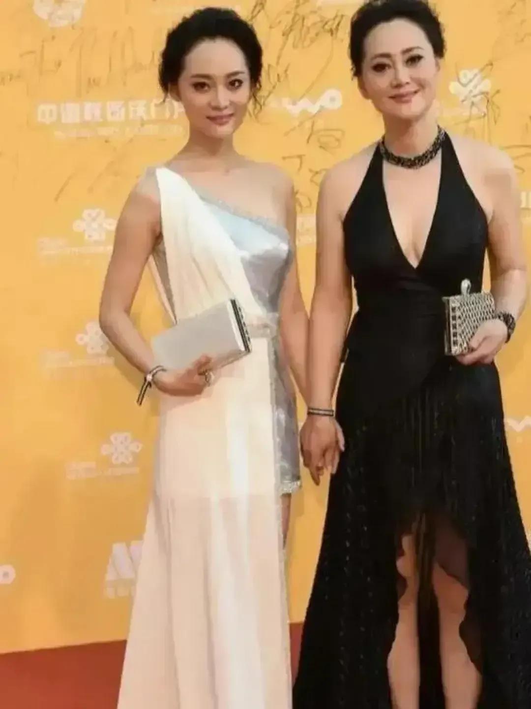 哇，这对母女美得惊人！太有气质了，五官端正，身材挺拔，简直就像一对好姐妹。[抠鼻