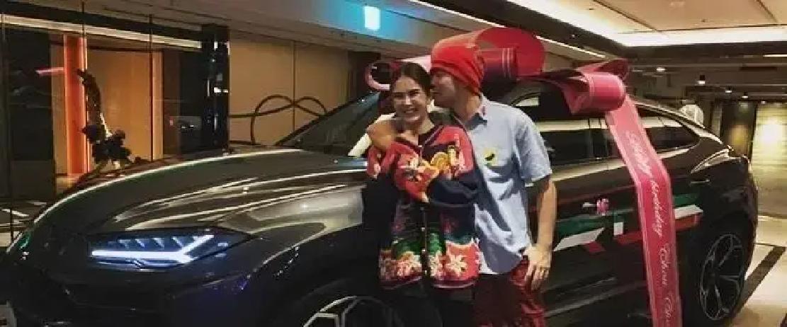 昆凌把全球只有三百台的兰博基尼Urus塞到周杰伦怀里。
 
这不是炫富，是回礼。