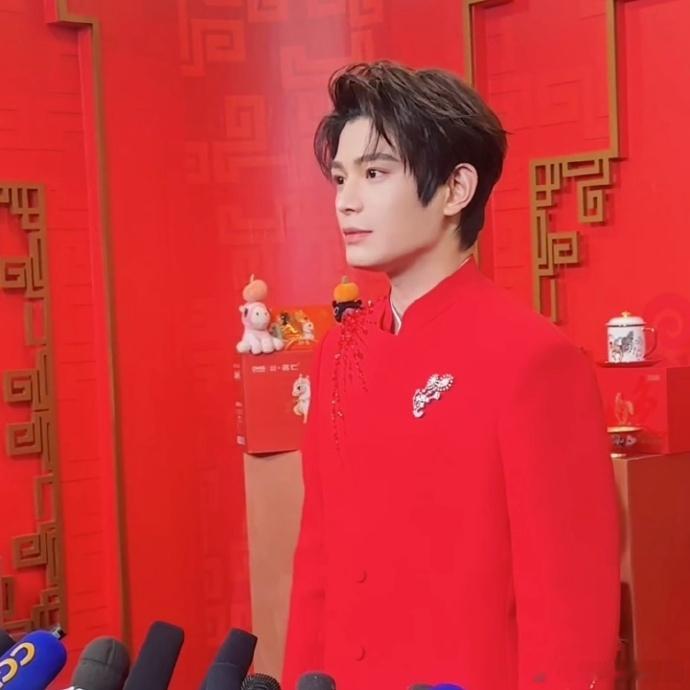 丁禹兮春晚花絮vlog 丁禹兮春晚幕后状态也太好了吧，自然又松弛，每一帧都像小甜