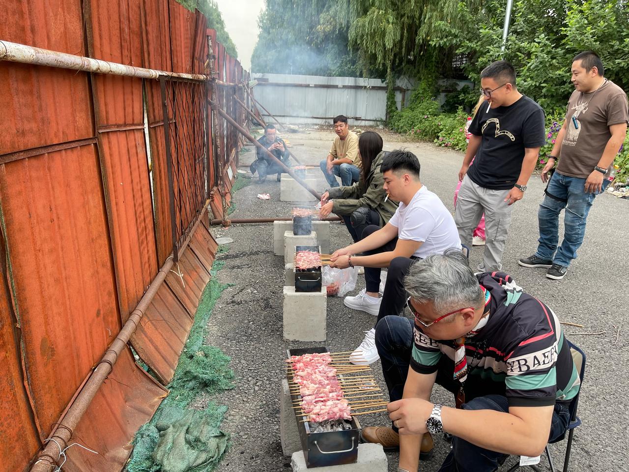牛街的羊肉、鸡心、大腰子，再来两只烤乳猪，安驾培训午餐组织大家吃肉~
