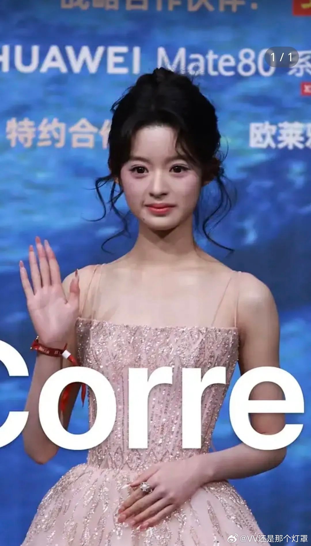 黄杨现在公开亮相也不敢戴耳环了微博之夜红毯