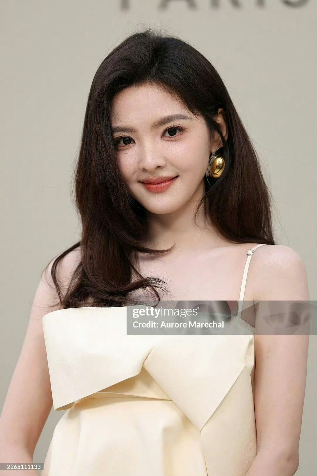 章若楠黄色蝴蝶结吊带裙章若楠看秀造型，淡黄色蝴蝶结吊带裙，在巴黎纪梵希2026秋