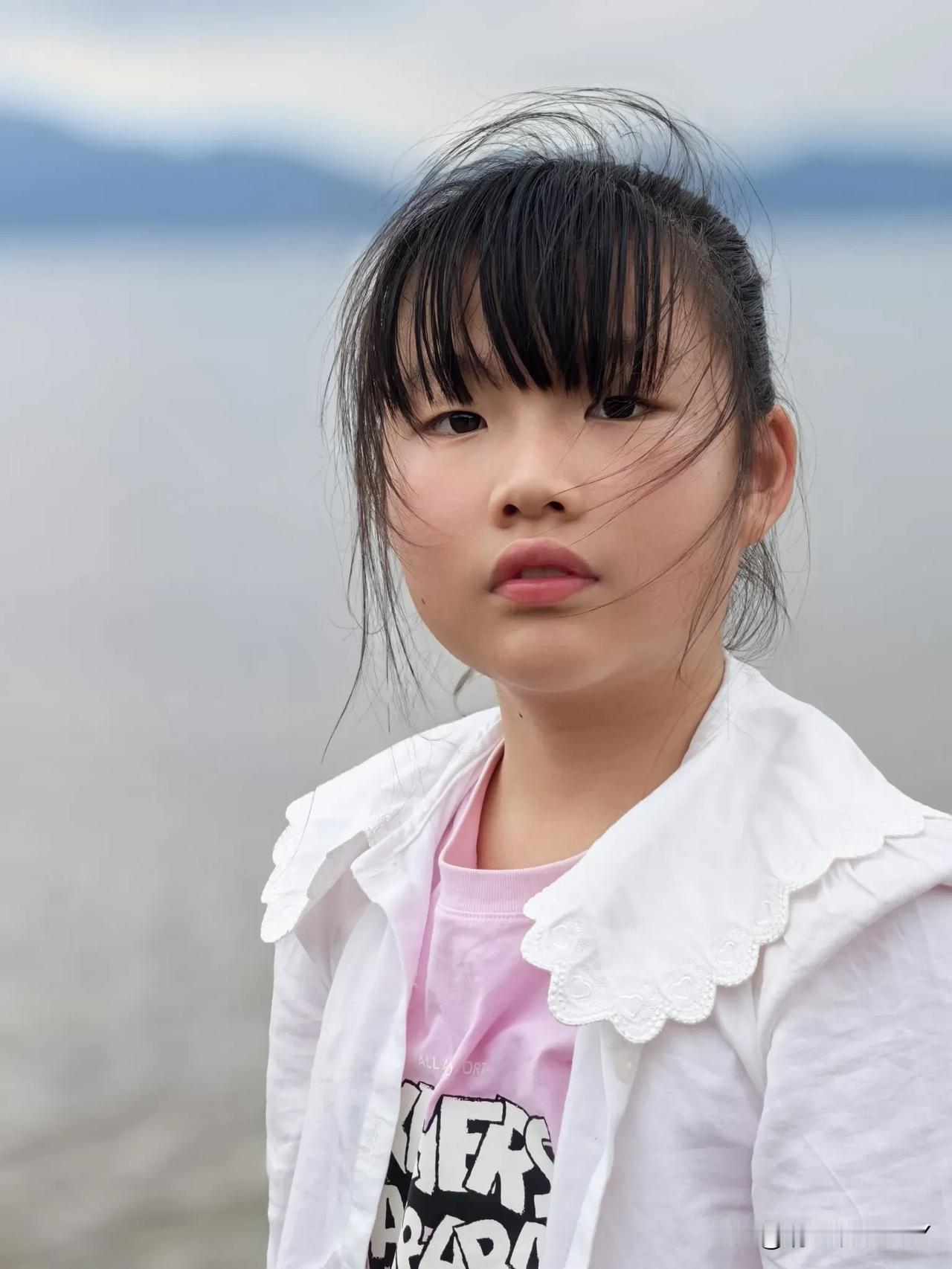 人像摄影｜湖岸的童年【原创】

在抚仙湖畔，
偶遇一孩子，
由妈妈带领，
玩沙、