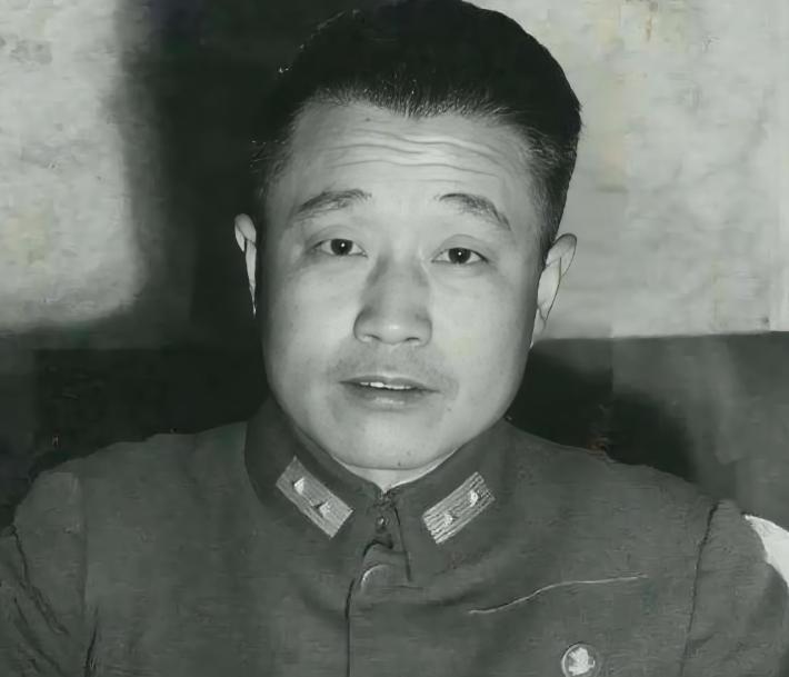 1948年，杜聿明下令枪决7名解放军，文强却私下放了人，多年后，杜聿明感激涕零，