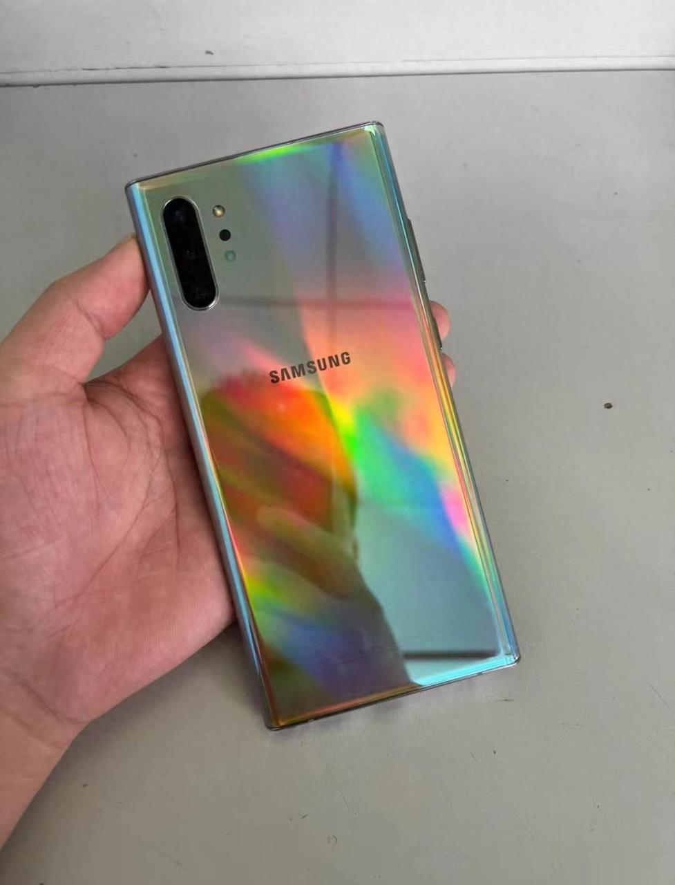 说实话，现在手机很少有比五年前三星Note10+好看的，方正明朗的机身，大胆的莫