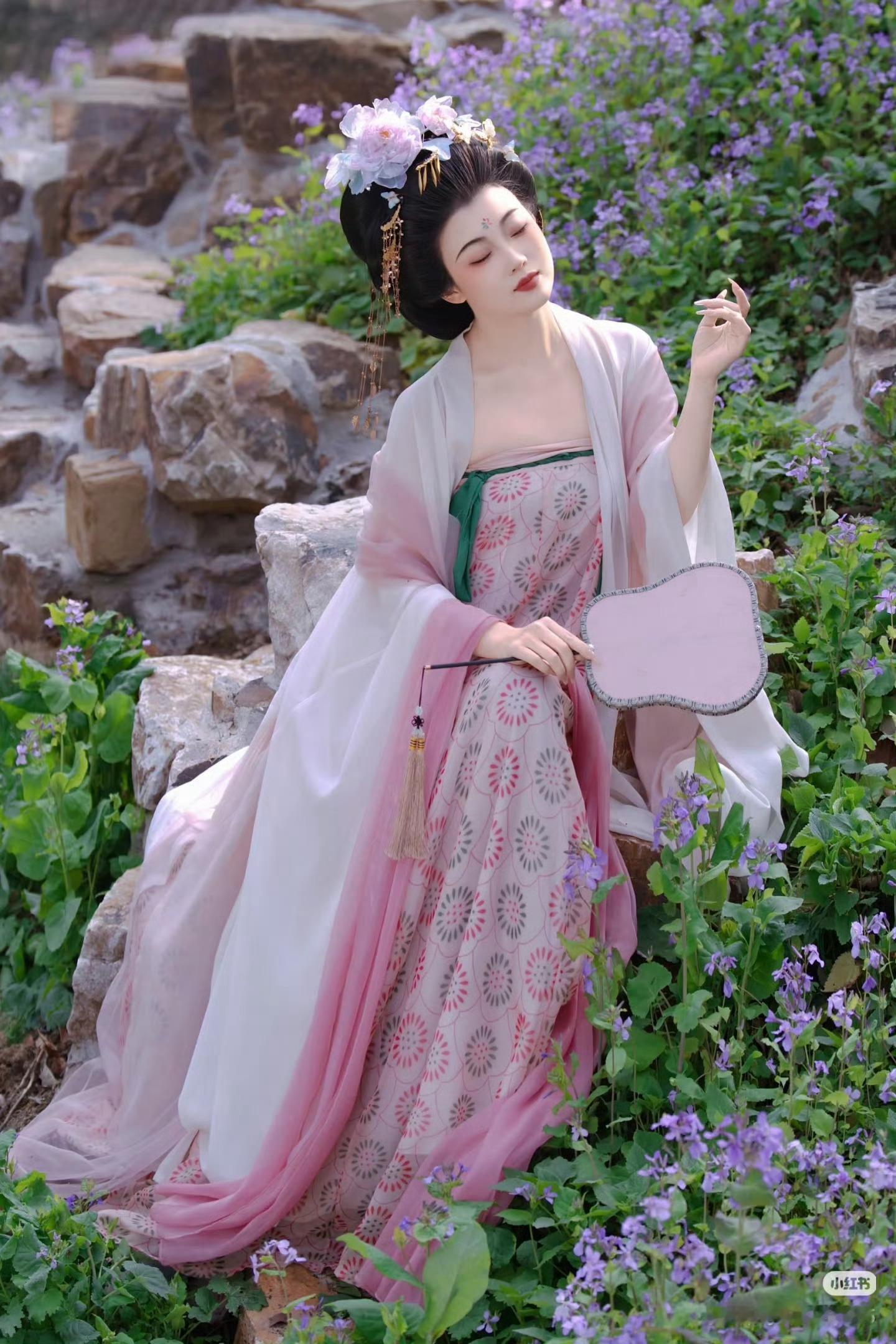 热搜还在讨论尚公主的簪花仕女图造型，黄薇全责啊，她就是没能力没审美，唐朝衣服搞钉