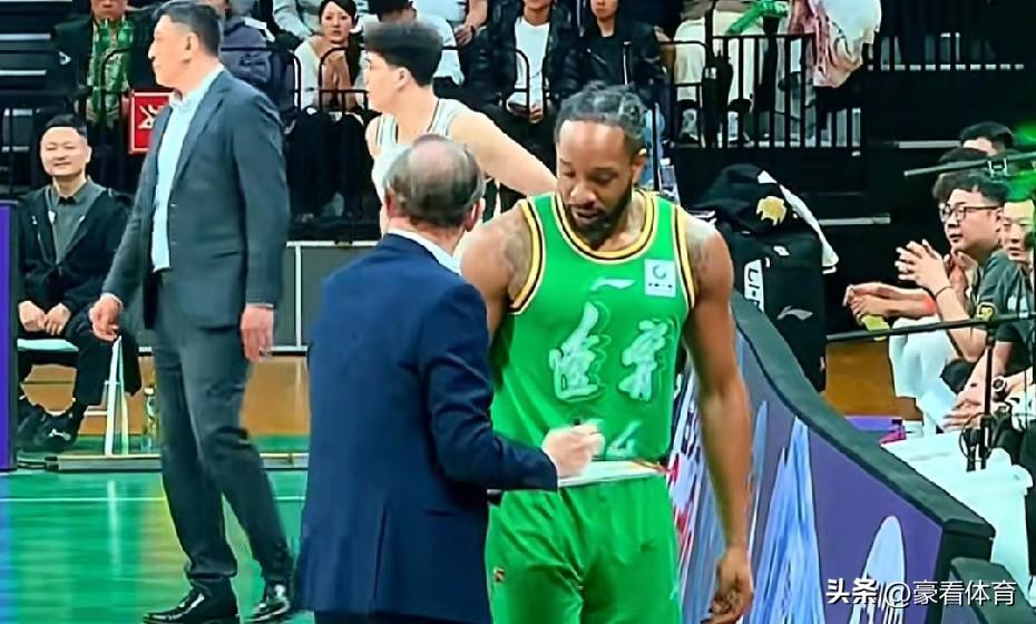 一个细节看清，威尔斯最近心态确实出了问题。

昨晚辽宁男篮主场迎战南京同曦的比赛