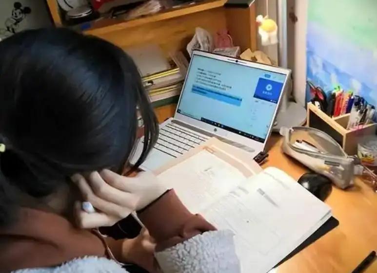 特别是最近因为疫情、天气变冷的原因，孩子不出门，整天关在家里，久而久之，会出现负