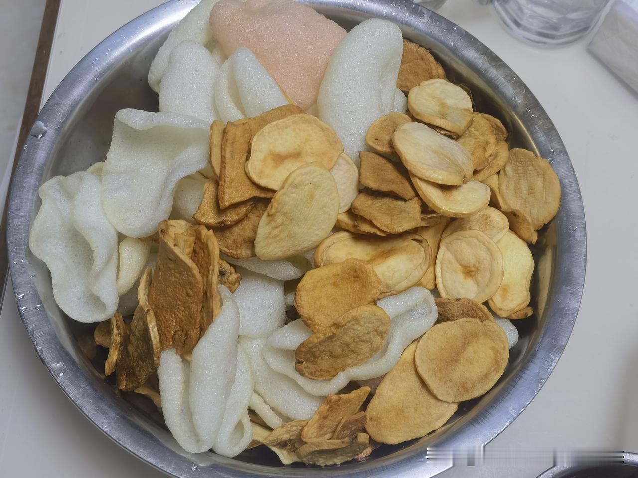 虾片与干土豆片

      白色带点粉色的大片：虾片（也叫玉片），是淀粉制品，
