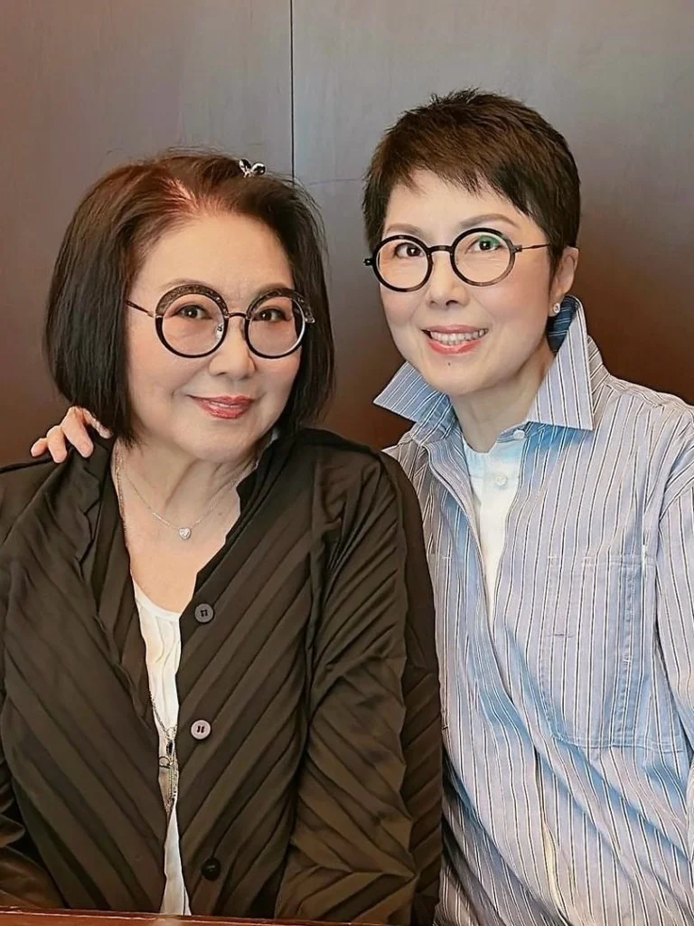 李司棋晒关菊英合照！《溏心风暴》死对头碰面