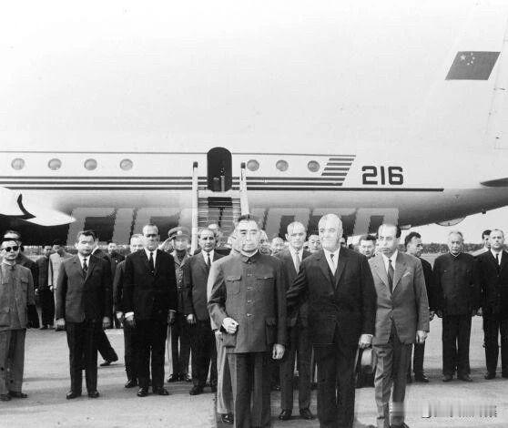 1966年6月16日，周恩来总理率团抵达罗马尼亚首都布加勒斯特，开启了正式友好访