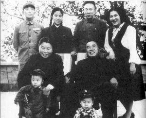 朱德的孙子参军，他将入伍通知书拿给朱德看，朱德看完后很生气。


1970年底，