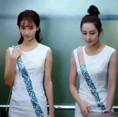 金晨和迪丽热巴两大顶级美女撞衫，颜值，身材和年龄，都不相上下，分不清谁最惊艳。 