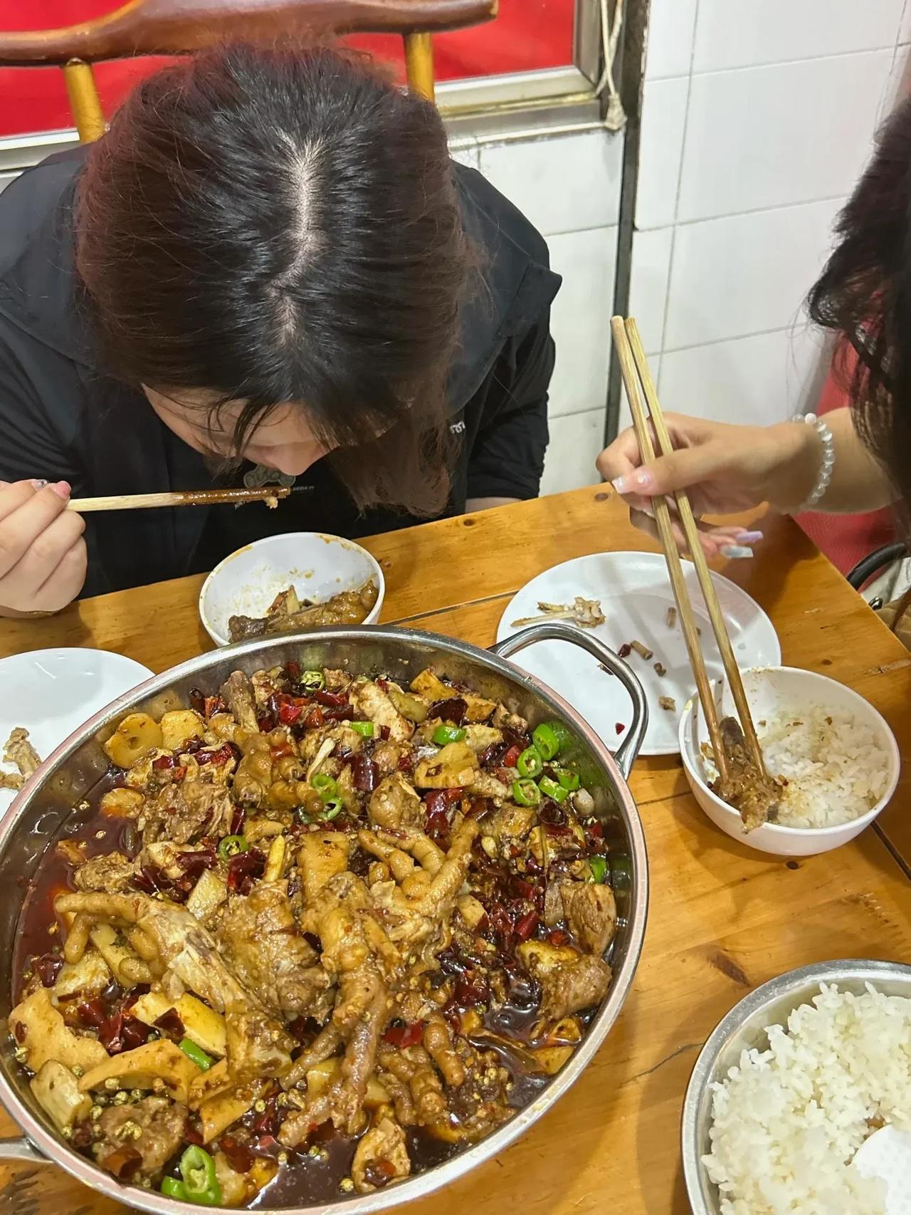 在成都连吃三天了！真的吃不腻！！

要不是本地人带路怕是要错过这家店了！环境一般