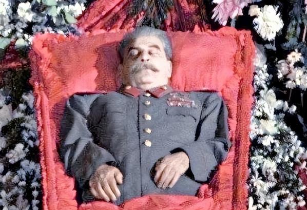 1961年，一群人把斯大林从水晶棺里抬出来，摘掉金质勋章，换下金纽扣，装进一口赶