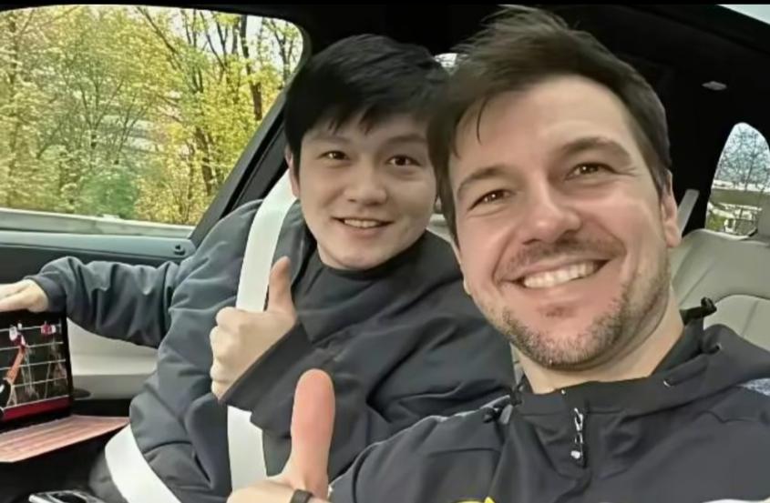 小胖樊振东看波尔的眼神太可爱了！樊振东和波尔是这对乒乓球好友是忘年交，樊振东是中