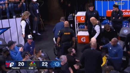 肯尼迪去对抗受伤！现在裁判也不好当啊！
 在今天费城与魔术的比赛中，主裁比尔-肯