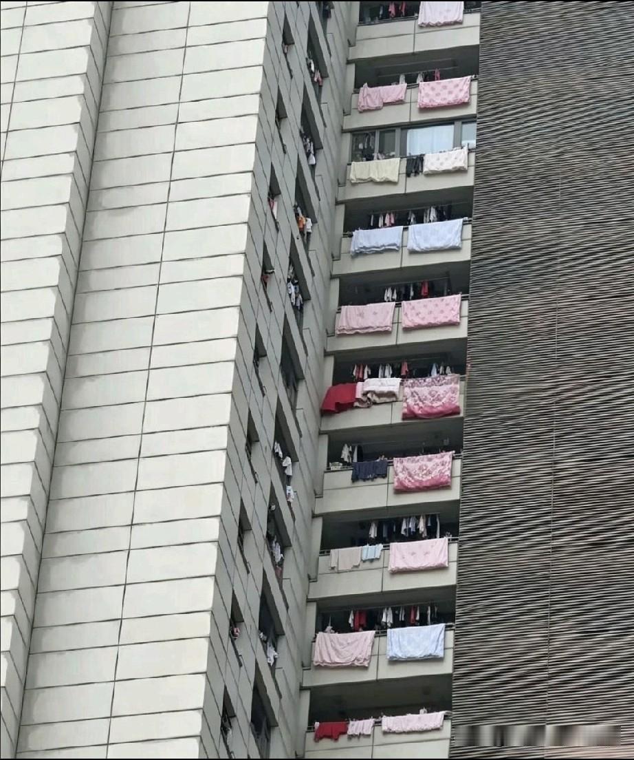 顶级豪宅也要这么晒被子啊？有人看出来这是哪个小区吗？