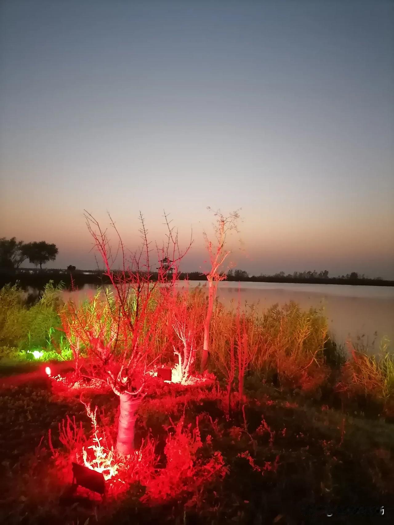 笑话一则
李霞是医院某科室的护士，一日上班，家中无人照看调皮捣蛋的儿子，只能带着