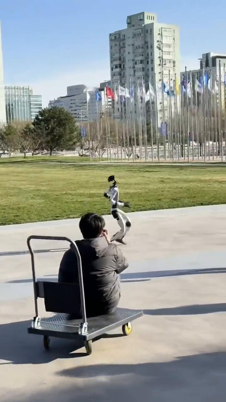 没想到吧，这我也没想到，谁惹他了。