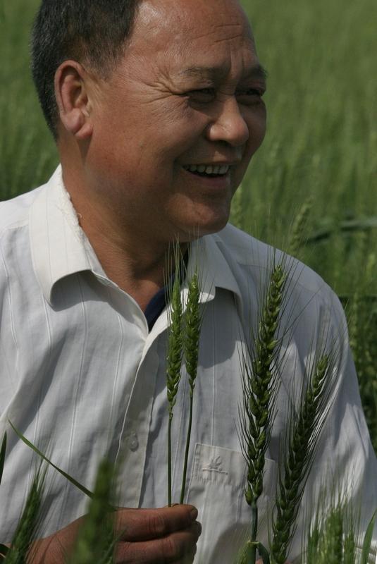 我觉得现在很多老农民挺幸福的。他们有承包地、自留地，勤快些就能做到吃喝不愁。自己