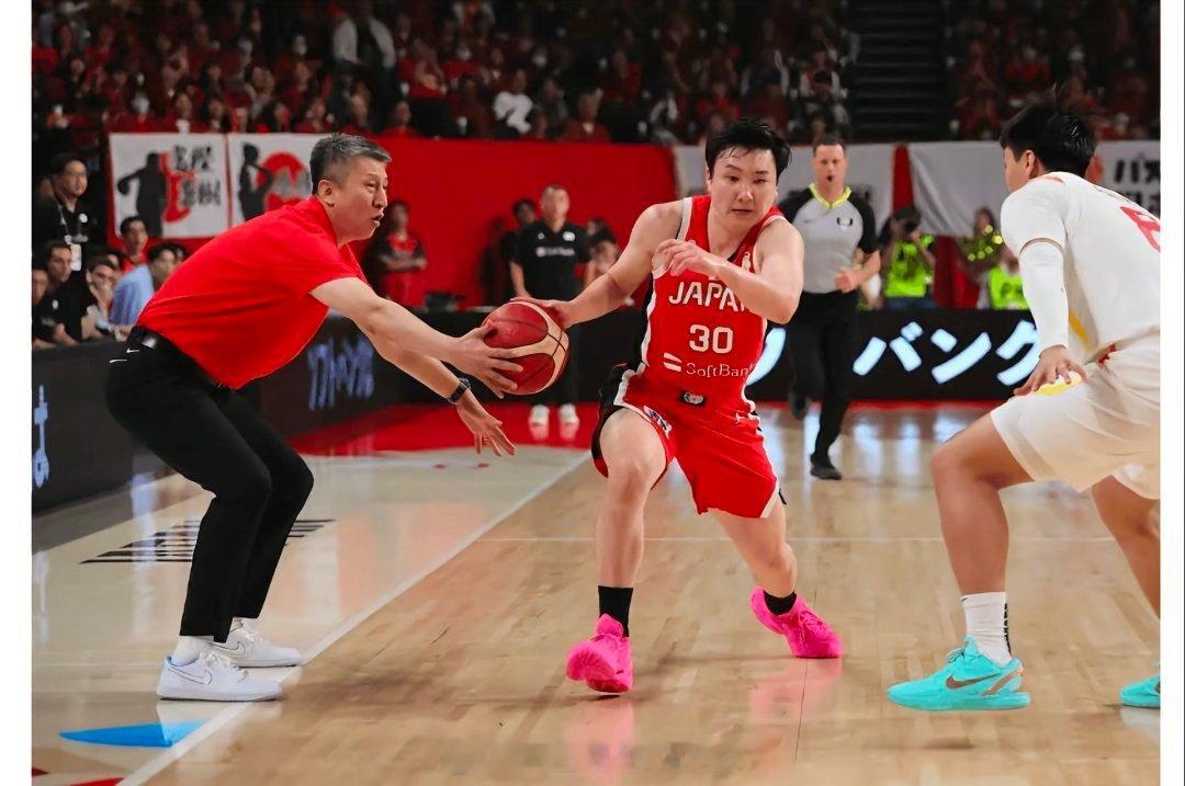 男篮世预赛中国胜日本 好吧，这个球原谅裁判一次，老叔有一个好断