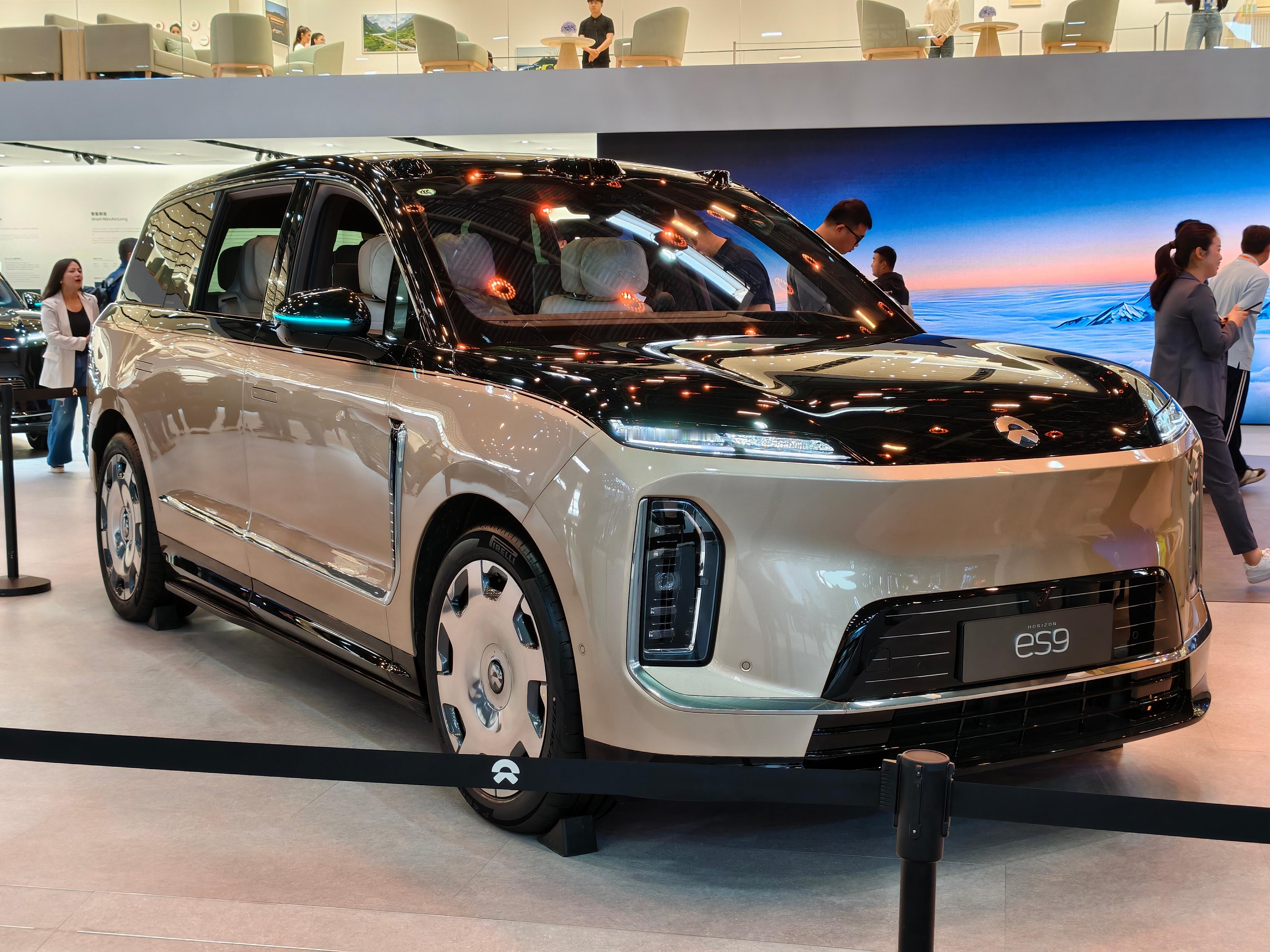 来了！进来第一家就看到蔚乐萤同台，高效利用展台空间十点过来蹲发布会！北京车展蔚来