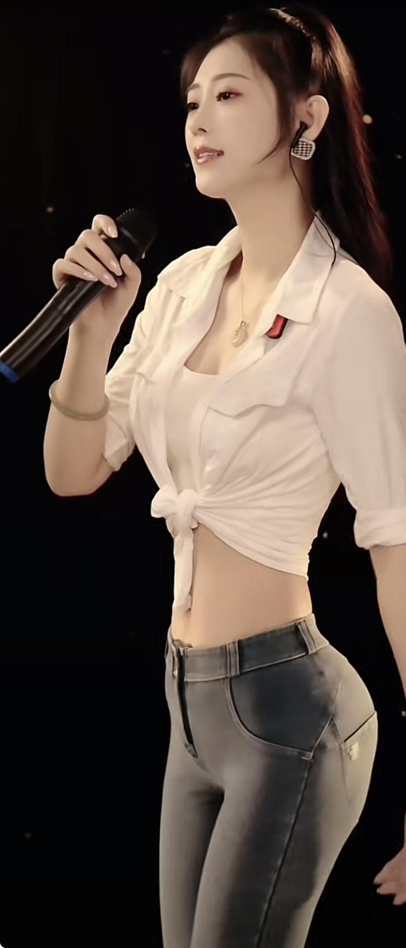 舞台上的魅力女神，手持麦克风，散发无限魅力！🎤✨