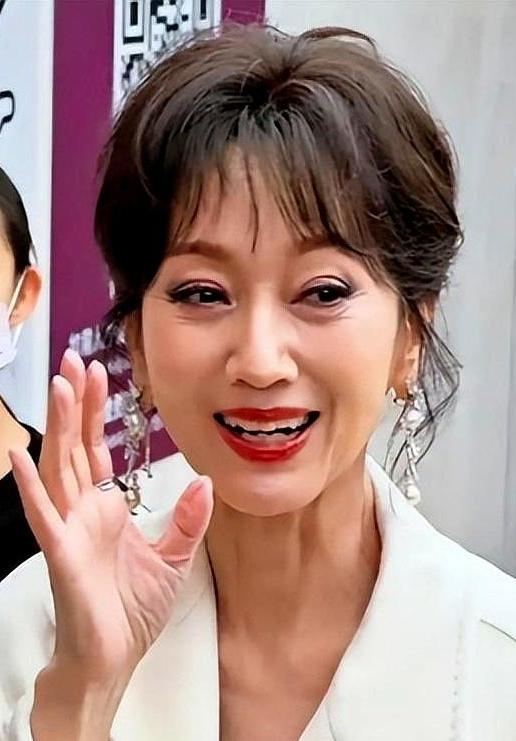 72岁的赵雅芝为景德镇非遗拍摄杂志封面，却被网友聚焦于"装嫩"争议。

人生七十