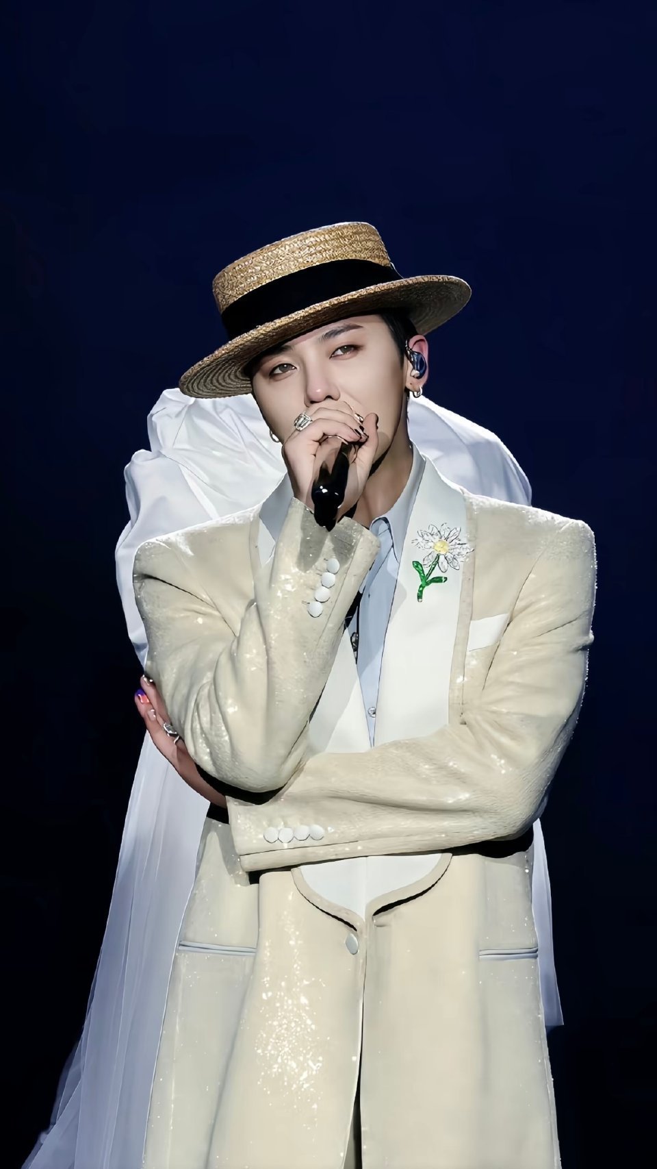 工作暂停我要和权志龙握手 权志龙好浪漫啊，见面会FAM I LOVE YOU名字