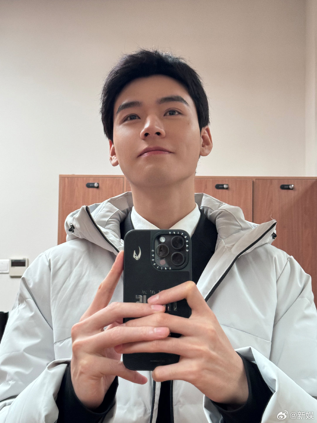 龚俊谢秩照镜秩龚俊沈谢秩对镜自拍 龚俊来分享沈谢秩的照镜自拍了！小沈法官好帅~还