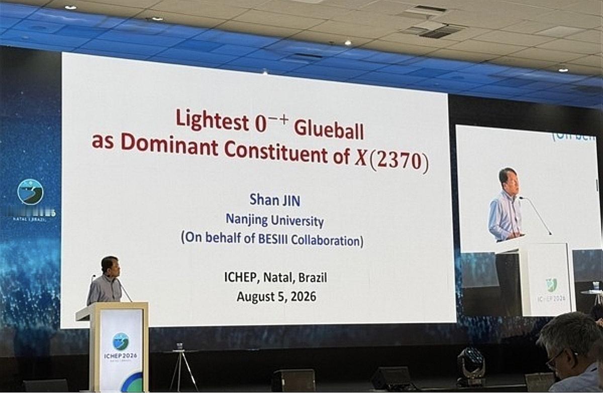 我国科学家在基础科学领域再次作出重要贡献，以确凿证据证实纯力粒子“胶球”的存在！
