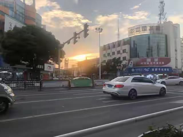 每年高考总会有考生慌慌张张出状况，这位扬州考生差一分钟开考才发现走错考场，想想都