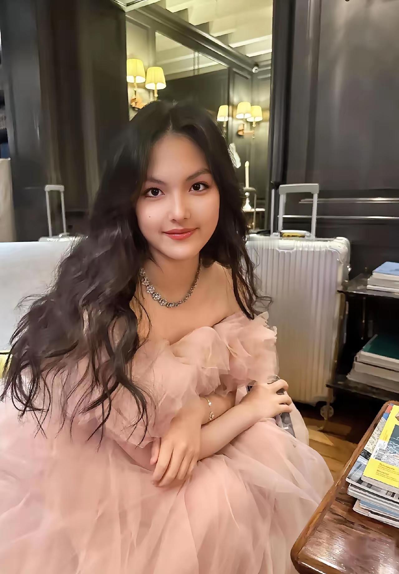 不扒不知道
一扒吓一跳，原来
王诗龄不只是豪门千金，还是艺术世家
17岁直接拿下