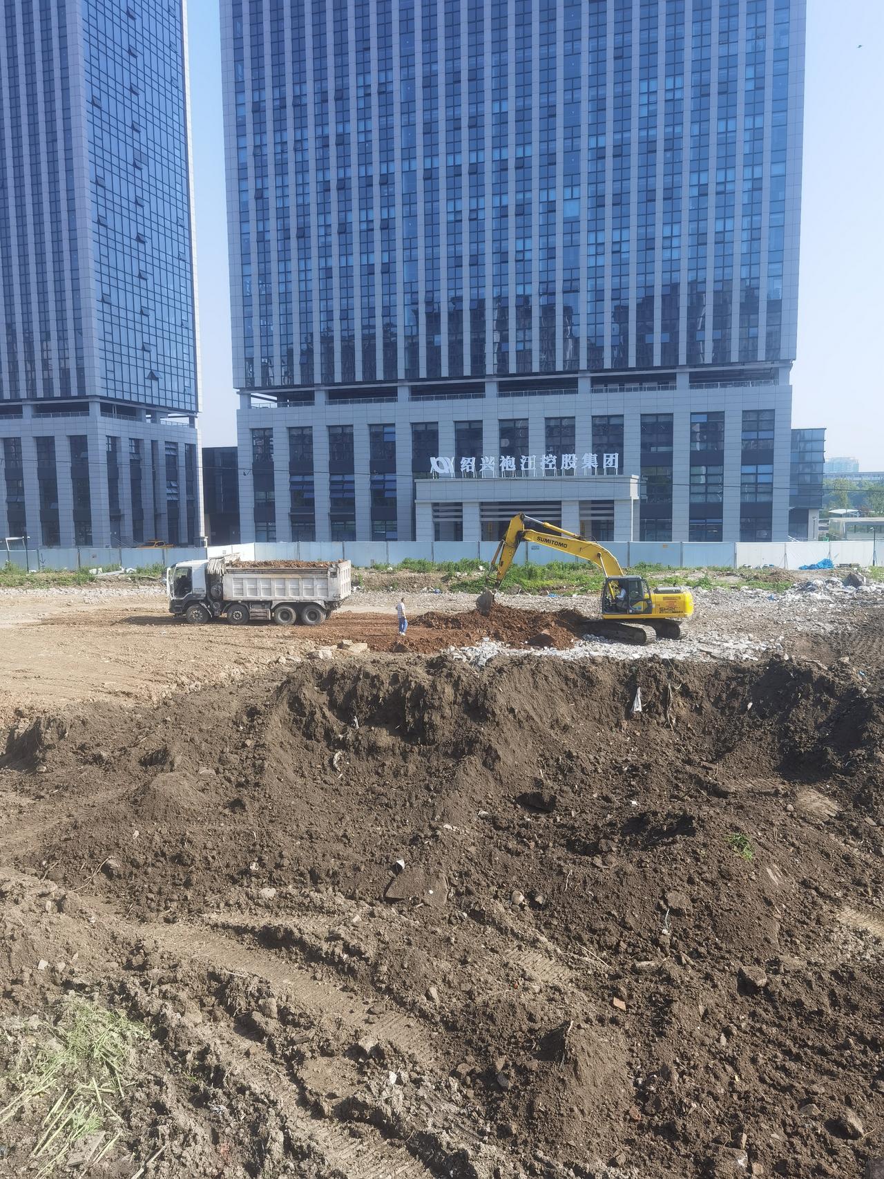 一天一个样，绍兴袍江安居城前已经铺石子了，进度神速。
袍江安居城袍江安防城