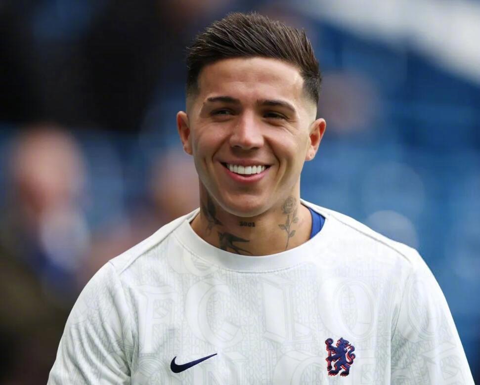 欧洲转会新闻！
★谈判筹码！
恩佐的团队已开始和切尔西谈新合同，若谈不妥今夏会考